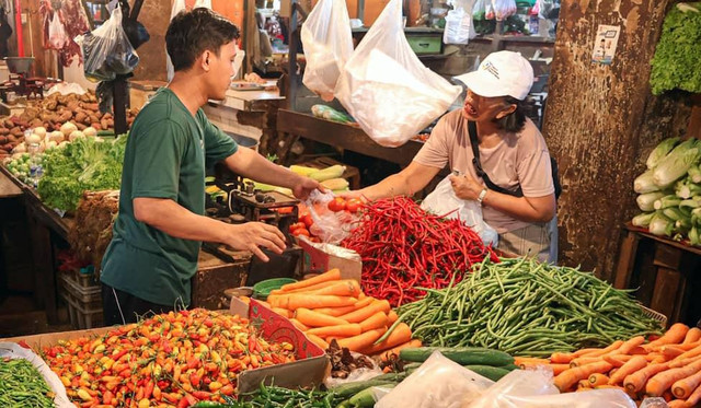 Suasana pasar Indonesia dengan masyarakat yang sedang berbelanja bahan pangan. Pexels — Rizky Rianto 