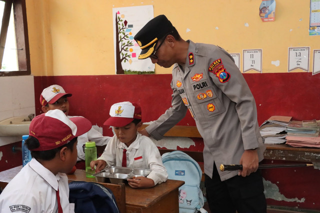 Kapolres Malang AKBP Rulian Syauri bersama Ketua YKB Cabang Malang, Desy Rulian Syauri cek MBG prasmanan. Foto: Istimewa