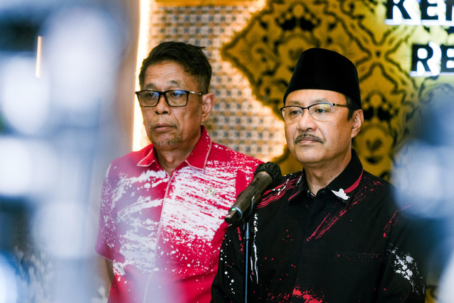 Menteri Sosial Saifullah Yusuf (Gus Ipul) jatuhkan sanksi disiplin dari ringan, sedang, hingga berat bagi ASN Kemensos yang terlibat judi online dalam konferensi pers di Jakarta, Selasa (6/10/2026). Foto: Kemensos RI