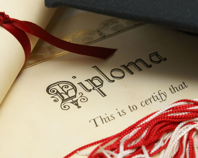 Ilustrasi Ijazah. Foto: Matt Benoit/Shutterstock