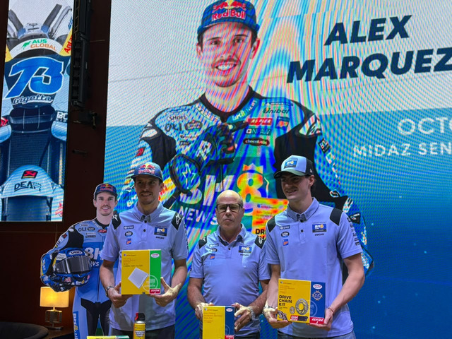 Alex Marquez (kanan), Carlo Merlini (tengah), dan Fermin Aldeguer (kiri) dari tim Gresini Racing. Foto: Alvian Yoga Yulianto/kumparan