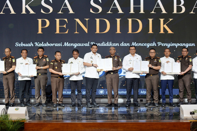 Gubernur Sumut Bobby Nasution bersama Kepala Kejati Sumut Muhibuddin menandatangani MoU tentang Sinergi Pencegahan Terhadap Penyimpangan dan Gangguan Dalam Penyelenggaraan di Bidang Pendidikan di Wilayah Provinsi Sumut di Medan, Selasa (6/10/2026). Foto: Diskominfo Provsu