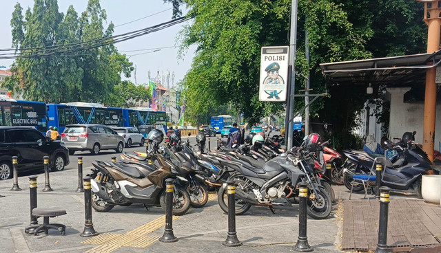 Penyalahgunaan trotoar sebagai tempat parkir motor di sekitar Halte Pasar Baru. (Sumber: Dokumentasi Pribadi)