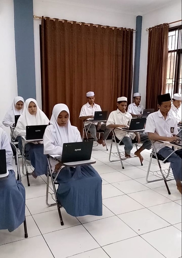 Siswa SMK menggunakan laptop dalam kegiatan pembelajaran di sekolah di tengah perkembangan teknologi digital.Sumber/Kredit:Dokumentasi pribadi/Listiawati.