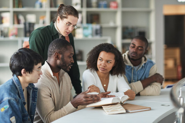 Mahasiswa sedang melakukan presentasi di kelas. Foto: Kampus Production/Pexels.Sumber foto: Pexels – Kampus Production, “Young student making presentation to classmates and teacher”https://www.pexels.com/photo/young-student-making-presentation-to-classmates-and-teacher-5940831/