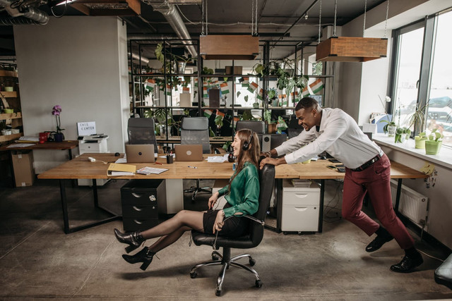 Sampul depan Resign! by Almira Bastari ( Foto: Pexels)