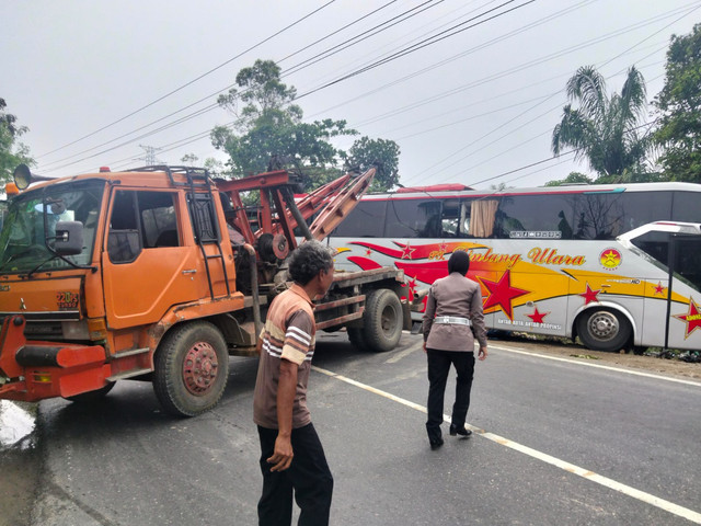 Kecelakaan tunggal bus Bintang Utara di Labuhanbatu Selatan, Selasa (6/10/2026). Foto: Polres Labusel