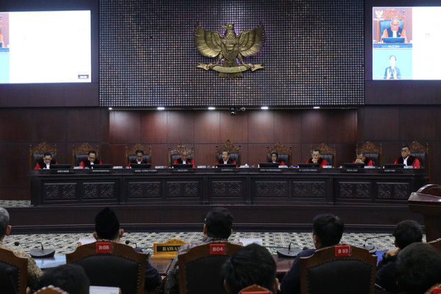 Suasana sidang pembacaan putusan perkara Perselisihan Hasil Pemilihan Umum (PHPU) Presiden dan Wakil Presiden 2024 yang menguji syarat pencalonan Gibran Rakabuming Raka sebagai cawapres di Mahkamah Konstitusi (MK), Selasa (6/10/2026) malam. Foto: Jamal Ramadhan/kumparan