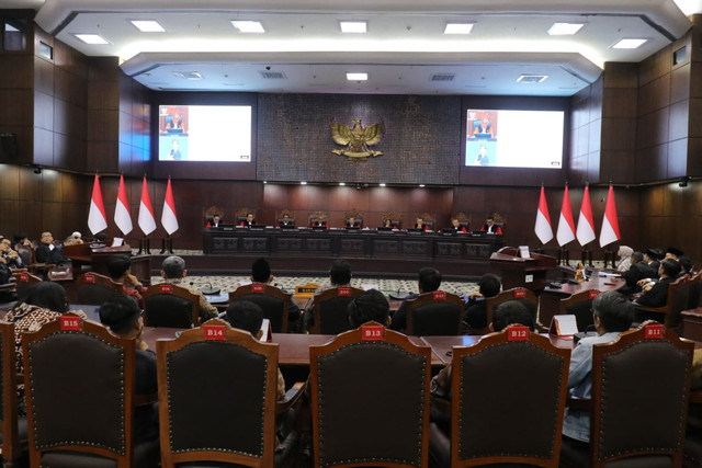 Suasana sidang pembacaan putusan perkara Perselisihan Hasil Pemilihan Umum (PHPU) Presiden dan Wakil Presiden 2024 yang menguji syarat pencalonan Gibran Rakabuming Raka sebagai cawapres di Mahkamah Konstitusi (MK), Selasa (6/10/2026) malam. Foto: Jamal Ramadhan/kumparan