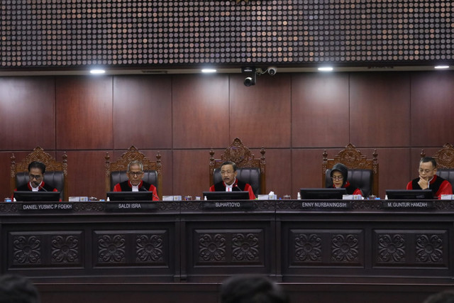 Suasana sidang pembacaan putusan perkara Perselisihan Hasil Pemilihan Umum (PHPU) Presiden dan Wakil Presiden 2024 yang menguji syarat pencalonan Gibran Rakabuming Raka sebagai cawapres di Mahkamah Konstitusi (MK), Selasa (6/10/2026) malam. Foto: Jamal Ramadhan/kumparan