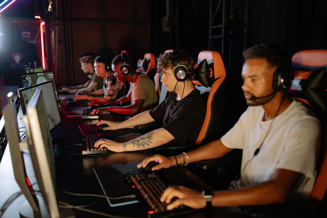 Suasana pertandingan esports yang menggambarkan persaingan dalam kompetisi gim. Sumber foto: Pexels/Yan Krukau.