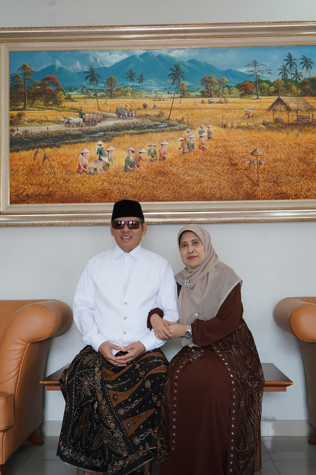 sumber: Gambar pribadi Bu nyai Badriyah Fayumi(kanan) dan Kyai Abu Bakar Rahziz(kiri)