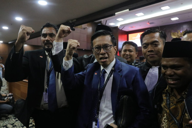 Suasana usai sidang pembacaan putusan perkara Perselisihan Hasil Pemilihan Umum (PHPU) Presiden dan Wakil Presiden 2024 yang menguji syarat pencalonan Gibran Rakabuming Raka sebagai cawapres di Mahkamah Konstitusi (MK), Selasa (6/10/2026) malam. Foto: Jamal Ramadhan/kumparan