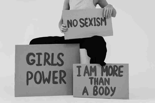 Perempuan menyuarakan penolakan terhadap seksisme dan menegaskan bahwa nilai perempuan tidak hanya ditentukan oleh tubuhnya. Foto: Pexels.