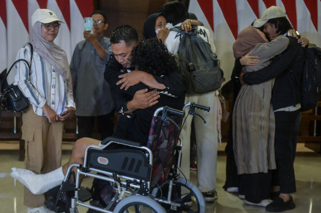 Anak buah kapal MT Honour 25 Ashari Samadikun (kanan) bersama Fiki Mutakin (keempat kiri) dan Adi Faizal (ketiga kanan) berpelukan dengan keluarga setibanya di Terminal VIP Bandara Soekarno-Hatta, Tangerang, Banten, Selasa (6/10/2026). Foto: Putra M. Akbar/ANTARA FOTO
