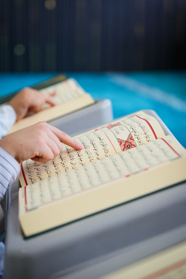 Ilustrasi orang yang sedang membaca Al-Qur'an. Foto: Syehmus Kino/pexels.