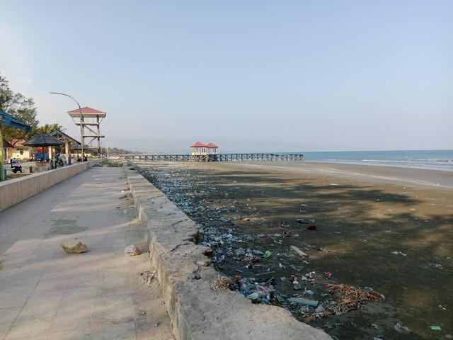 Gambar 1. Terdapat banyak tumpukan sampah serta kondisi infrastruktur yang sangat memprihatinkandi kawasan Pantai Barane, Majene. (Gambar Pribadi)