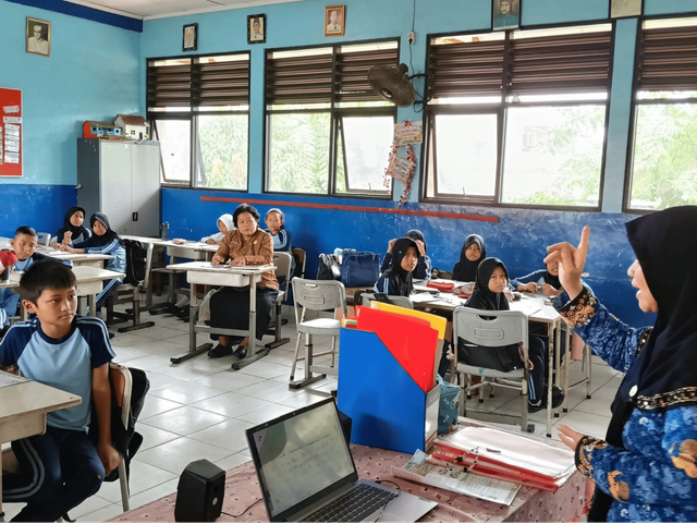 Penulis sedang memberi pengarahan kepada siswa. Sumber : Dokumen Pribadi