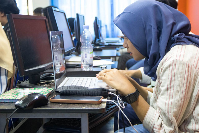 Ilustrasi membahas isi UU Ketenagakerjaan terbaru. Foto: Pexels