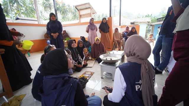 Tim TEP Bacan 2026 mendampingi masyarakat Desa Jojame dalam pengolahan kelapa menjadi desiccated coconut. (Sumber: Tim TEP 2026)