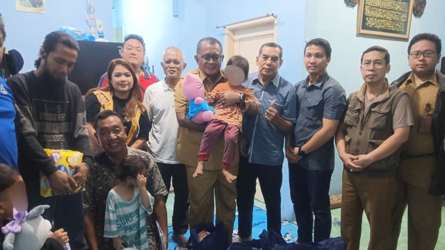 Suku Dinas Sosial Jakarta Timur melakukan kunjungan rumah untuk menindaklanjuti laporan terkait tiga anak di bawah umur yang disebut terlantar viral di media sosial di kawasan Pisangan Timur, Jakarta Timur, Senin (5/10/2026). Foto: Dok. Sudinsos Jakarta Timur