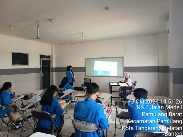 Mahasiswa melakukan presentasi untuk melatih komunikasi