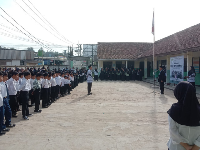 Foto pribadi : Upacara di lapangan sekolah dimana Kepala Sekolah sedang berbicara menggunakan bahasa Indonesia sebagai bahasa wajib di sekolah dari berbagai suku di Indonesia.