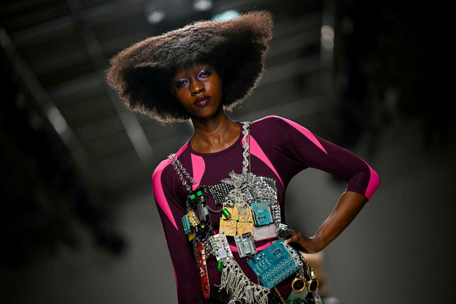 Peragaan busana di Paris Fashion Week. Foto: AFP