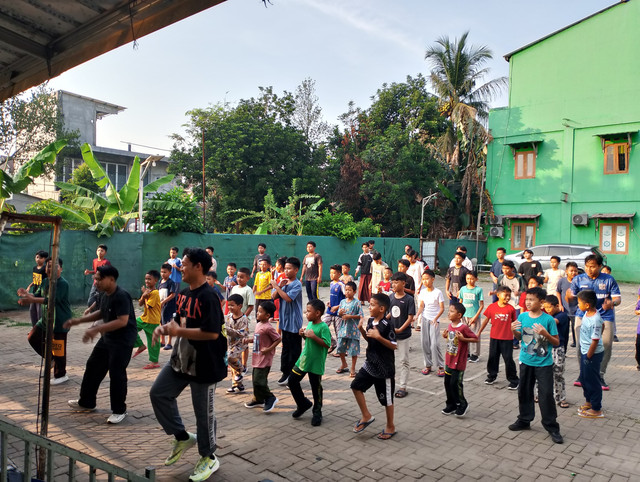 Para santri melakukan olahraga rutin setiap pagi hari di lapangan pesantren (Dok. Pribadi)