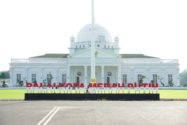 gambar ilustrasi (sumber: https://mediacenter.bengkulukota.go.id/pesona-baru-balai-kota-merah-putih-destinasi-wisata-favorit-masyarakat/)