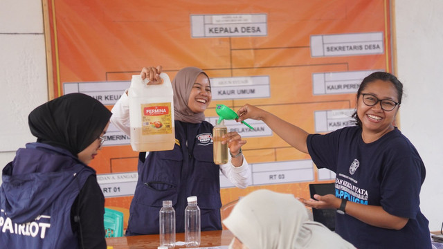 Penyampaian materi terkait pengemasan dan pengembangan produk minyak kelapa kepada masyarakat Desa Jojame. (Sumber: Tim TEP 2026)