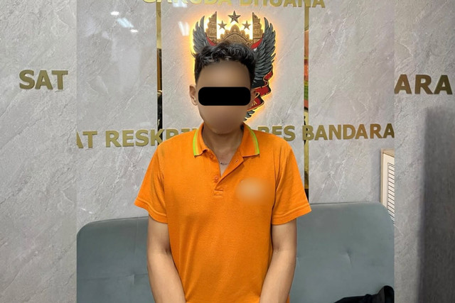Polisi menangkap NE (31), porter Bandara I Gusti Ngurah Rai yang mencuri dari penumpang, Selasa (6/10/2026). Foto: Dok. Polres Kawasan Bandara I Gusti Ngurah Rai