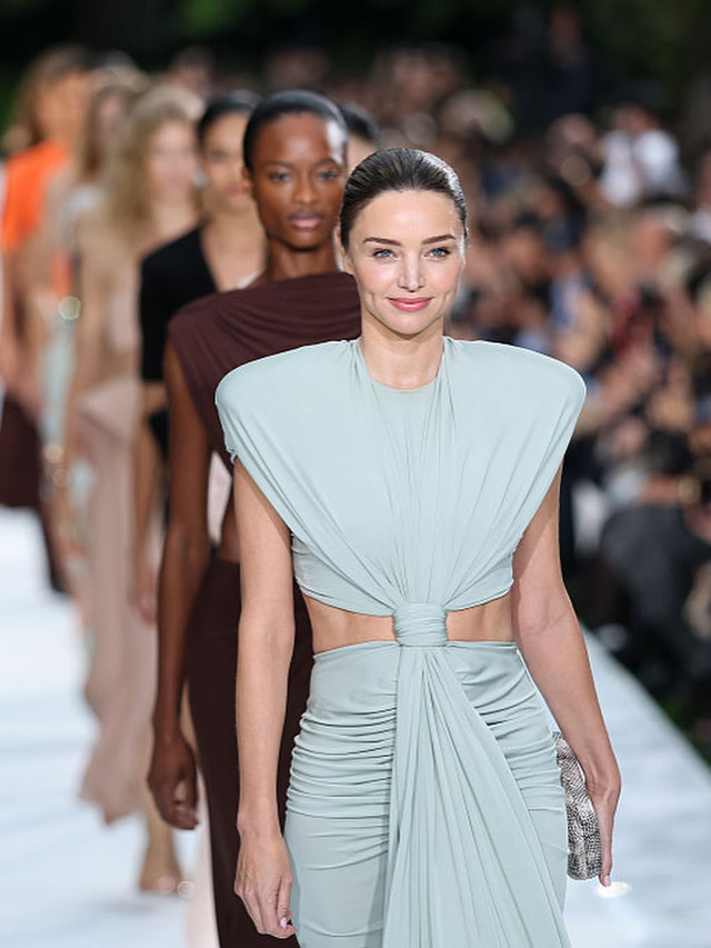 Miranda Kerr tampil dalam gaun seafoam green saat berjalan di runway Stella McCartney Spring/Summer 2027 di Paris Fashion Week. Foto: Instagram @mirandakerr