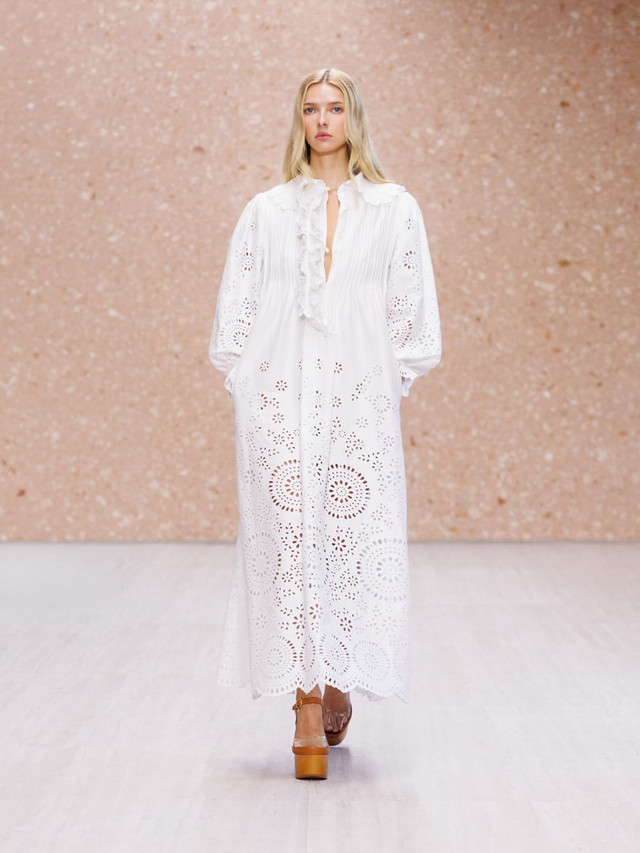 Apple Martin resmi debut runway di Paris Fashion Week. Putri Gwyneth Paltrow dan Chris Martin tersebut berjalan di panggung peragaan koleksi ready-to-wear Chloé Spring/Summer 2027. Foto: AFP