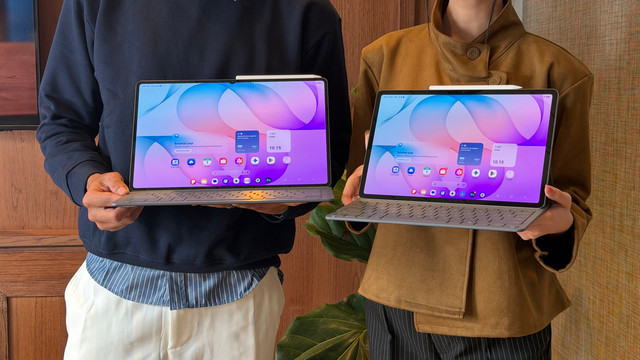 Samsung Galaxy Tab S12 Ultra (kiri), dan Galaxy Tab S12+ (kanan).  Foto: Habib Allbi Ferdian/kumparan