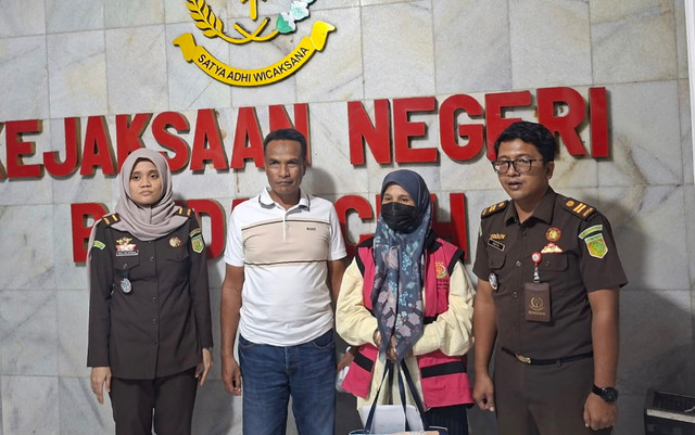 Kejari Banda Aceh menahan DD (55) dalam kasus korupsi Beasiswa BPSDM. Foto: Dok. Kejari Banda Aceh