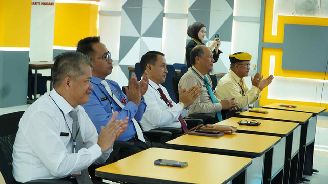 Respons lima peserta menghangatkan suasana saat sambutan Kepala Pusjar SKMP LAN pada Seleksi Terbuka Sekda Nunukan (Humas).
