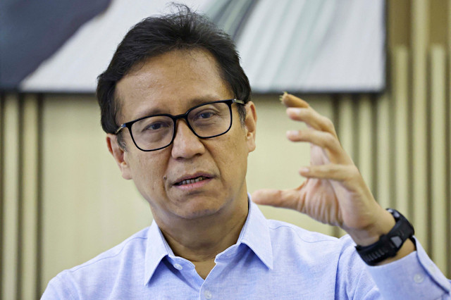 Menteri Kesehatan RI Budi Gunadi Sadikin memberikan keterangan saat wawancara khusus dengan Reuters di kantornya, Jakarta, Senin (5/10/2026). Foto: Ajeng Dinar Ulfiana/REUTERS