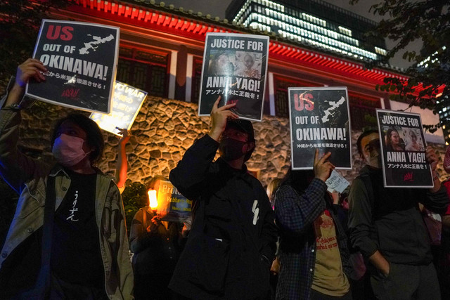 Warga melakukan protes menentang pembunuhan seorang perempuan di Okinawa yang diduga dilakukan oleh seorang anggota Marinir AS, di depan Kedutaan Besar AS di Tokyo, Jepang, Selasa (6/10/2026). Foto: CHRISTOPHER JUE / AFP