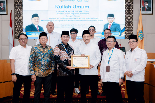 Menteri Sosial Saifullah Yusuf (Gus Ipul) ajak sivitas akademika UNP jadi Agen Perlinsos untuk bantu perluasan perlindungan sosial dan akurasi data dalam kuliah umum di Padang, Rabu (7/10/2026). Foto: Kemensos RI