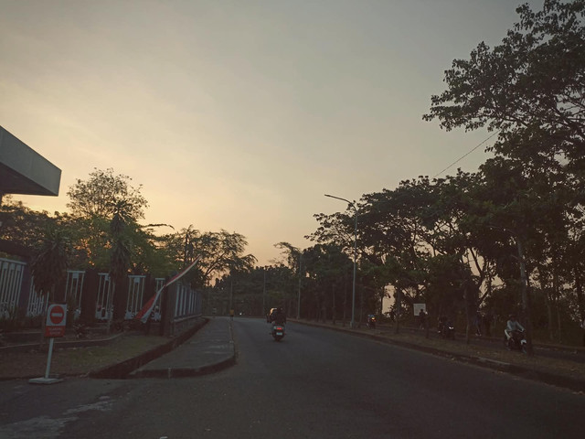 Suasana sore hari di lingkungan kampus yang menjadi bagian dari keseharian mahasiswa perantau. (Dokumentasi pribadi)
