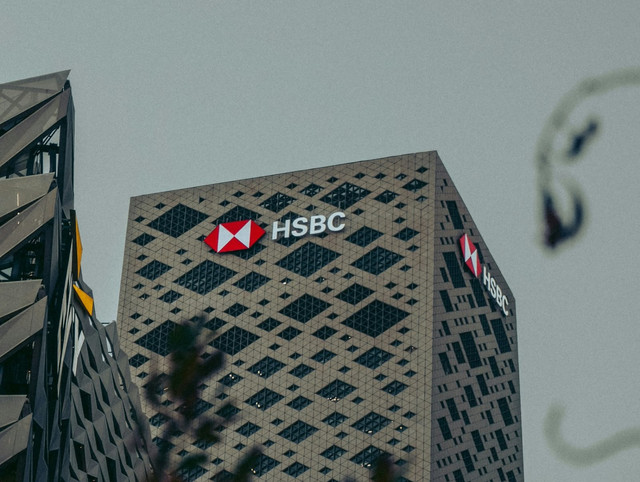 Sumber: https://unsplash.com/id/foto/bangunan-hsbc-modern-dengan-eksterior-berpola-khas-XT98vNWrMhI