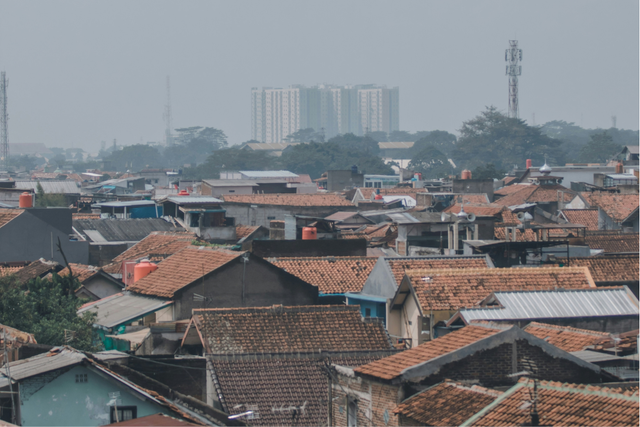 Rumah tinggal dengan lahan terbatas menjadi solusi bagi masyarakat perkotaan, seharusnya bukan menjadi alasan mengorbankan kesehatan mental penghuninya (Foto oleh Abdul Ridwan di Unsplash)
