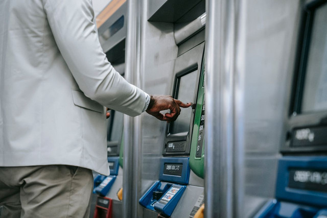 Ilustrasi membahas kode Bank Mandiri di ATM BCA. Foto: Pexels