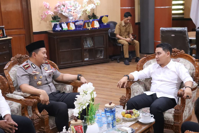 Kapolres Mojokerto AKBP Raden Erik Bangun Prakasa bersilaturahmi dengan Bupati Mojokerto Muhammad Al Barra. Foto: Dok. Istimewa