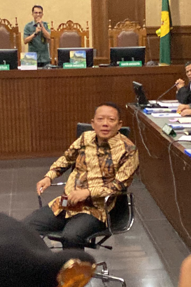 Eks Jampidsus Febrie Adriansyah tiba di Pengadilan Negeri Tipikor untuk jalani sidang dakwaan  terkait kasus dugaan pemerasan dan tindak pidana pencucian uang (TPPU), Rabu (7/10/2026). Foto:  Nabilah Siti/kumparan
