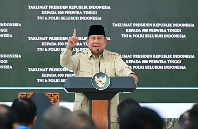Presiden Prabowo Subianto menghadiri acara taklimat kepada 800 perwira tinggi Tentara Nasional Indonesia (TNI) dan Kepolisian Negara Republik Indonesia (Polri) seluruh Indonesia di Kompleks Istana Kepresidenan Jakarta, pada Rabu (7/10/2026). Foto: Muchlis Jr/Biro Pers Sekretariat Presiden