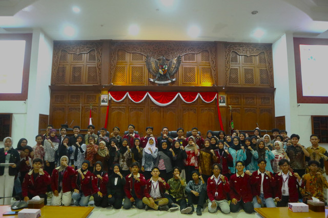 Mahasiswa UNS menyampaikan aspirasi terkait persoalan sampah kepada DPRD Kota Surakarta dalam Surakarta Youth Summit 2026. Foto: Panitia Surakarta Youth Summit 2026