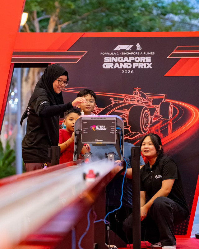 Anak-anak menikmati simulator di Singapore Grand Prix. Foto: Singapore Grand Prix.