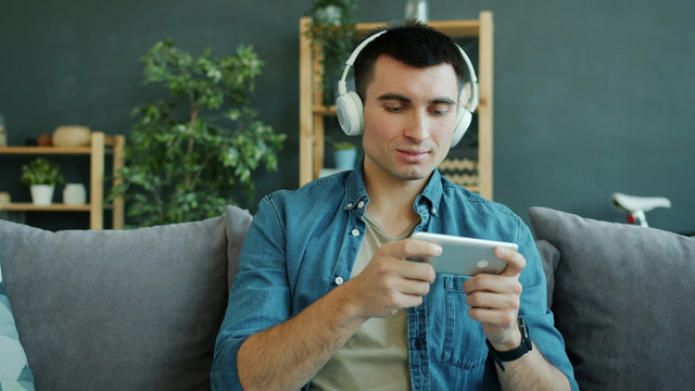 Ilustrasi game HP untuk pasangan LDR. Foto: Unsplash.